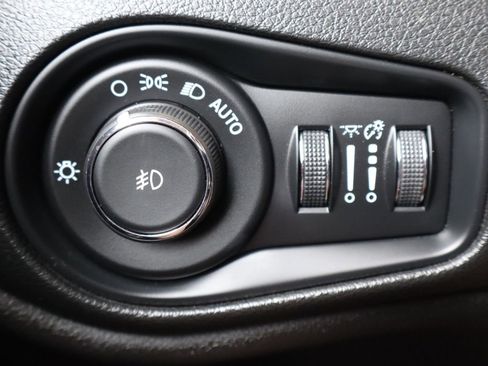 Used 2018 Jeep Renegade Trailhawk AWD/4WD image 28
