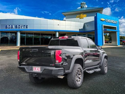 Used 2025 Chevrolet Colorado ZR2 w/ Technology Package AWD/4WD image 3