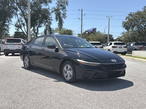 Used 2024 Hyundai Elantra SE FWD image 9