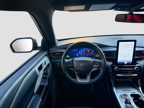 Used 2023 Ford Explorer Platinum w/ Technology Package image 22