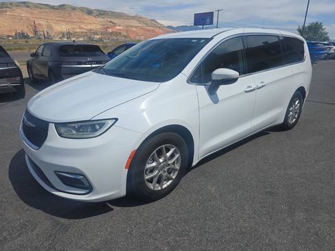 Used 2023 Chrysler Pacifica Touring-L FWD image 3
