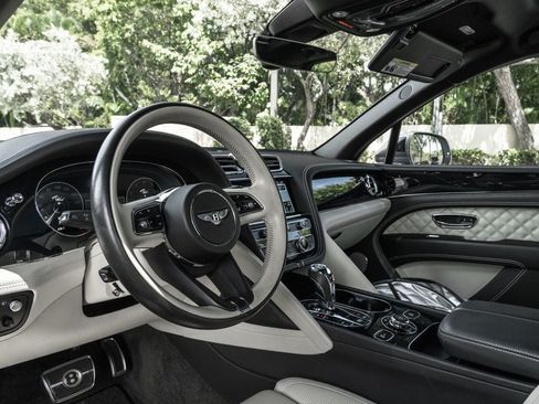 Used 2021 Bentley Bentayga AWD/4WD image 15