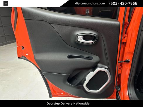 Used 2018 Jeep Renegade Latitude w/ Popular Equipment Group image 25