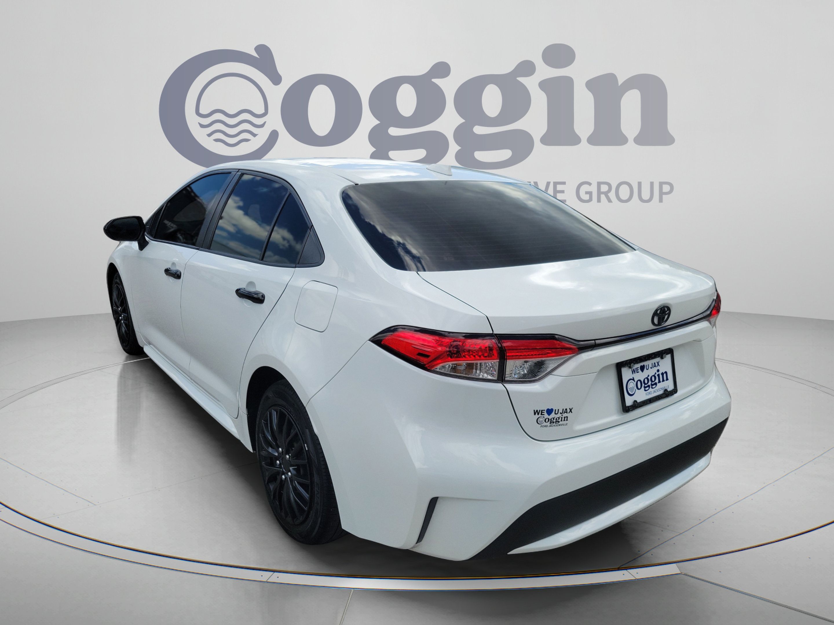 Used 2022 Toyota Corolla LE FWD image 2