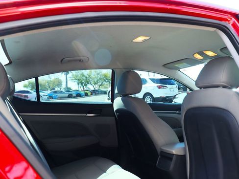 Used 2017 Hyundai Elantra SE image 28