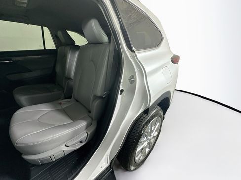 Used 2022 Toyota Highlander Limited FWD image 26