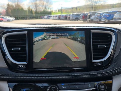 Used 2023 Chrysler Pacifica Touring-L FWD image 29