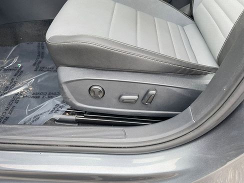 Used 2025 Volkswagen Jetta SE image 23