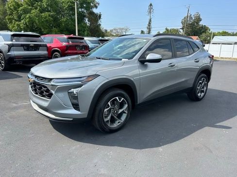 Used 2025 Chevrolet Trax LT w/ Driver Confidence Package image 3