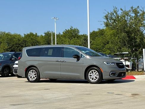 Used 2025 Chrysler Pacifica Select FWD image 6