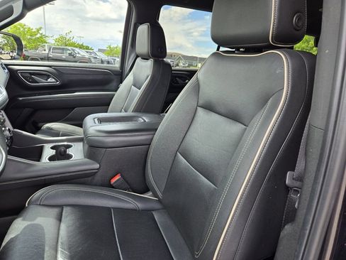 Used 2024 GMC Yukon SLT AWD/4WD image 2