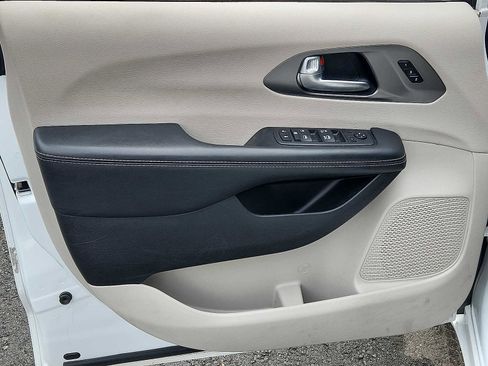 Used 2024 Chrysler Pacifica Touring-L image 12