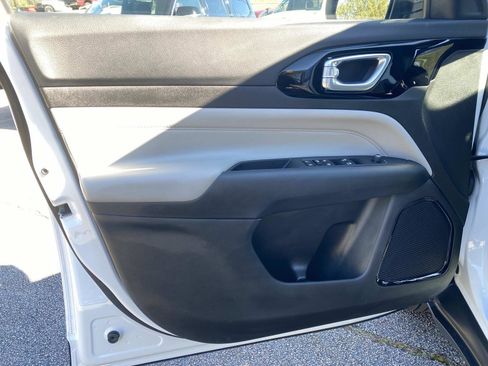 Certified 2025 Jeep Compass Limited image 21