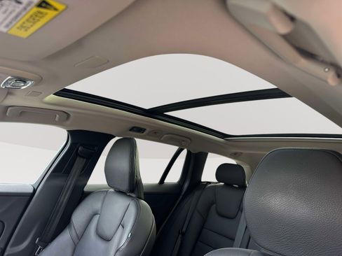 Used 2021 Volvo V60 T5 Cross Country w/ Advanced Package image 8