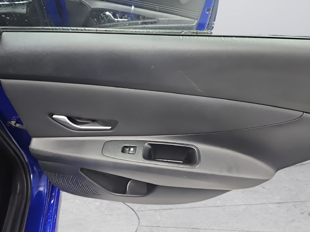 Certified 2025 Hyundai Elantra Limited FWD image 21