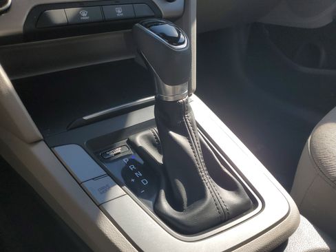 Used 2017 Hyundai Elantra SE image 21