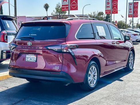 Used 2024 Toyota Sienna XLE w/ XLE Plus Package FWD image 7