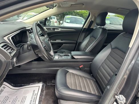 Used 2017 Ford Fusion SE w/ Equipment Group 201A FWD image 10