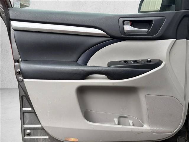 Used 2014 Toyota Highlander XLE AWD/4WD image 11