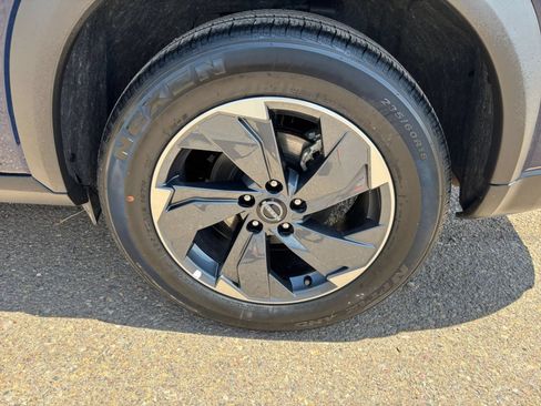 Used 2025 Nissan Rogue SV FWD image 32