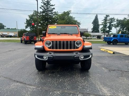 Used 2025 Jeep Wrangler Unlimited Sahara AWD/4WD image 3