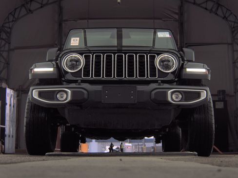 Used 2025 Jeep Wrangler Unlimited Sahara w/ Safety Group AWD/4WD image 2