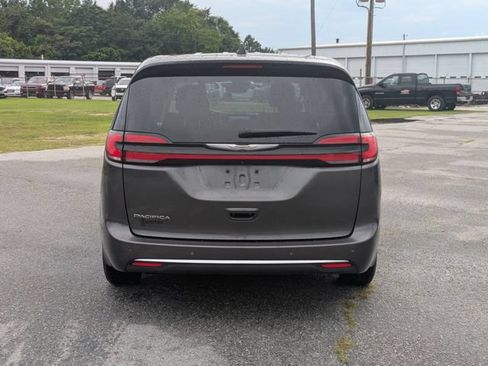 Used 2023 Chrysler Pacifica Touring-L FWD image 4
