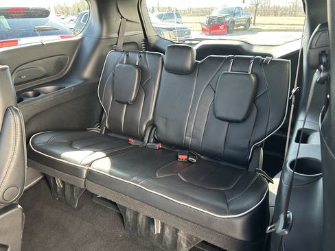 Used 2025 Chrysler Pacifica Limited image 22