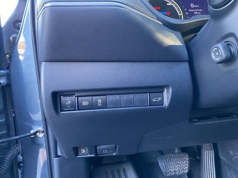 Used 2022 Toyota Venza XLE image 13