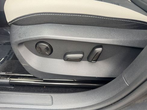 Used 2025 Volkswagen Taos SE image 23