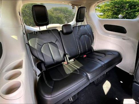 Used 2023 Chrysler Pacifica Touring-L FWD image 27