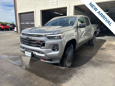 Used 2025 Chevrolet Colorado Z71 w/ Technology Package AWD/4WD image 3