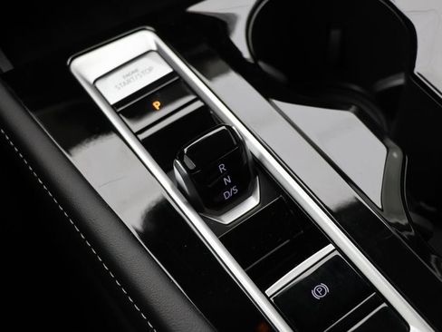 Used 2025 Volkswagen Atlas SE image 27