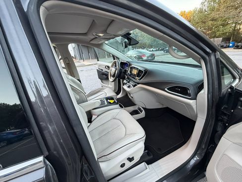 Used 2020 Chrysler Pacifica Limited image 16