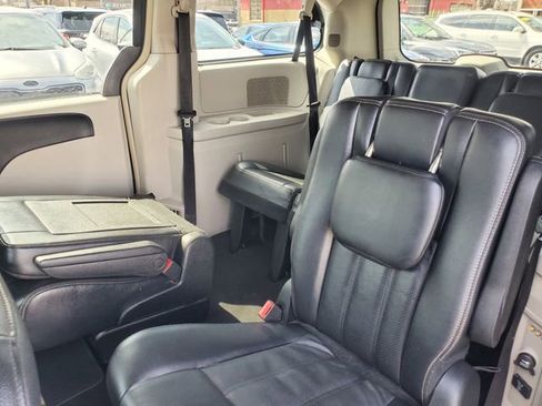 Used 2012 Chrysler Town & Country Touring w/ Entertainment Group #1 FWD image 32