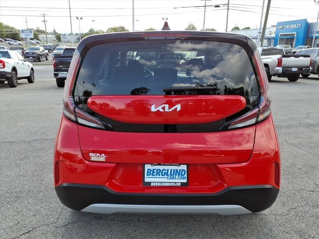Used 2025 Kia Soul LX w/ LX Technology Package FWD image 5