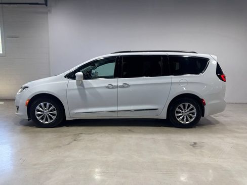 Used 2017 Chrysler Pacifica Touring-L FWD image 4