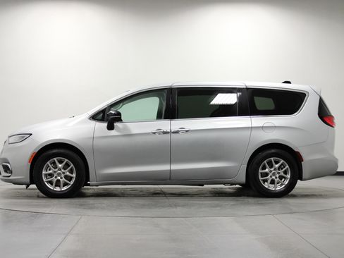 Used 2024 Chrysler Pacifica Touring-L image 7