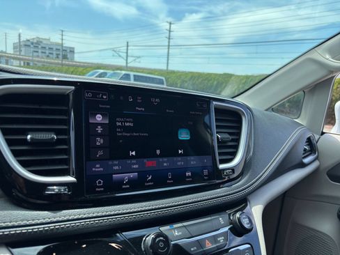 Used 2022 Chrysler Pacifica Touring-L FWD image 20