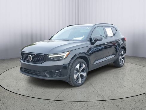 Certified 2026 Volvo XC40 B4 Plus w/ Protection Package Premier image 8