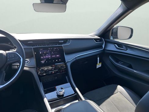 New 2025 Jeep Grand Cherokee Altitude image 24