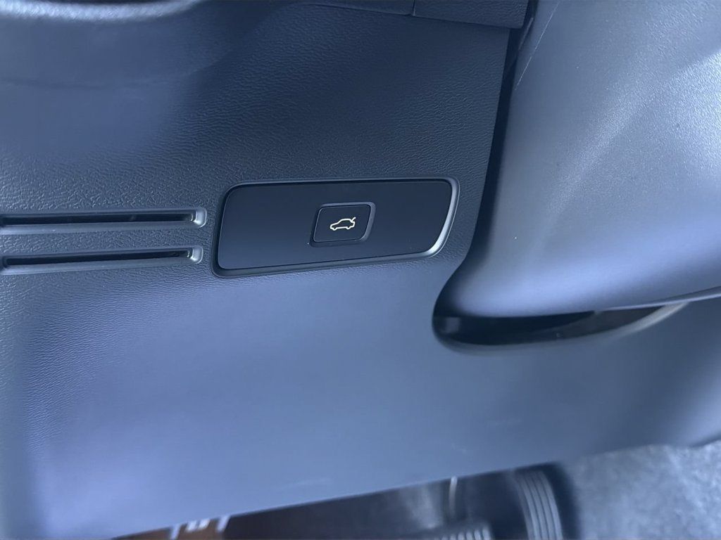 Certified 2025 Volvo XC40 B5 Plus AWD/4WD image 17