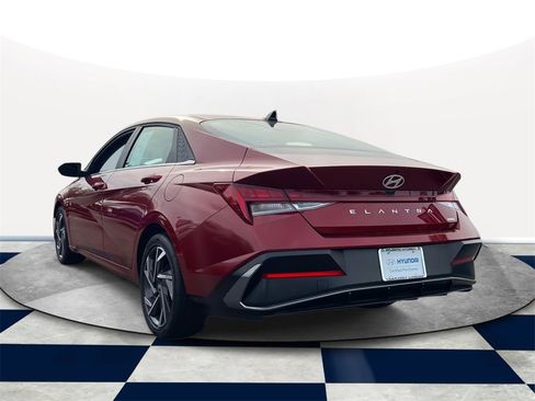 Certified 2025 Hyundai Elantra Limited image 3