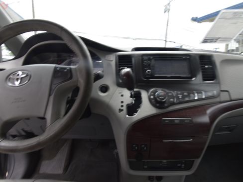 Used 2013 Toyota Sienna XLE w/ Entertainment Pkg FWD image 12