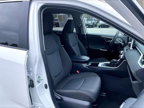 Used 2025 Toyota RAV4 XLE AWD/4WD image 11