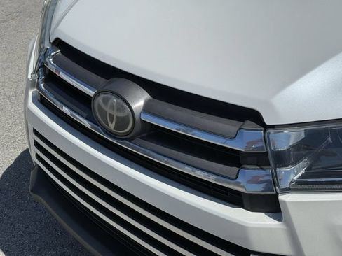 Used 2018 Toyota Highlander Limited FWD image 6