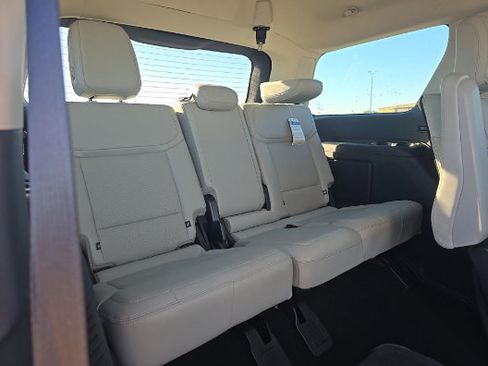 Used 2025 Ford Expedition Platinum w/ Driver's Package AWD/4WD image 4