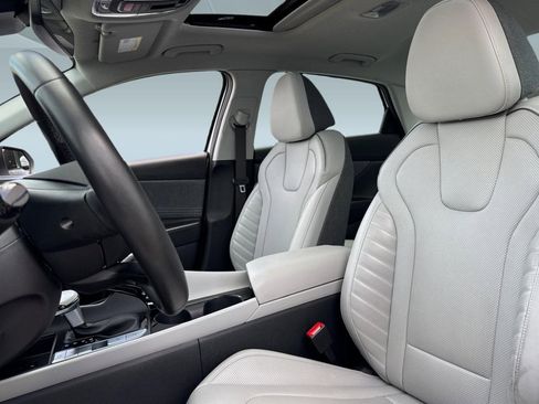 Used 2025 Hyundai Elantra Limited FWD image 5
