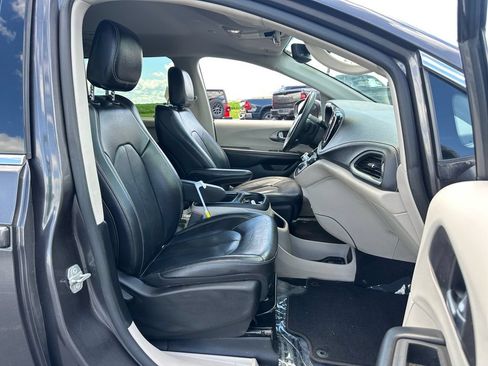 Used 2022 Chrysler Pacifica Touring-L FWD image 40