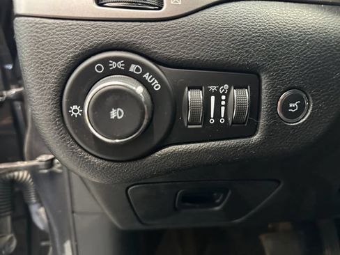 Used 2022 Jeep Cherokee Limited AWD/4WD image 23